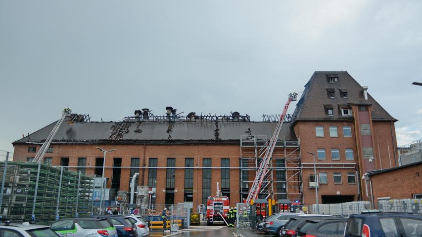Der Dachstuhl brannte auf einer Länge von etwa 50 Metern vollkommen nieder.