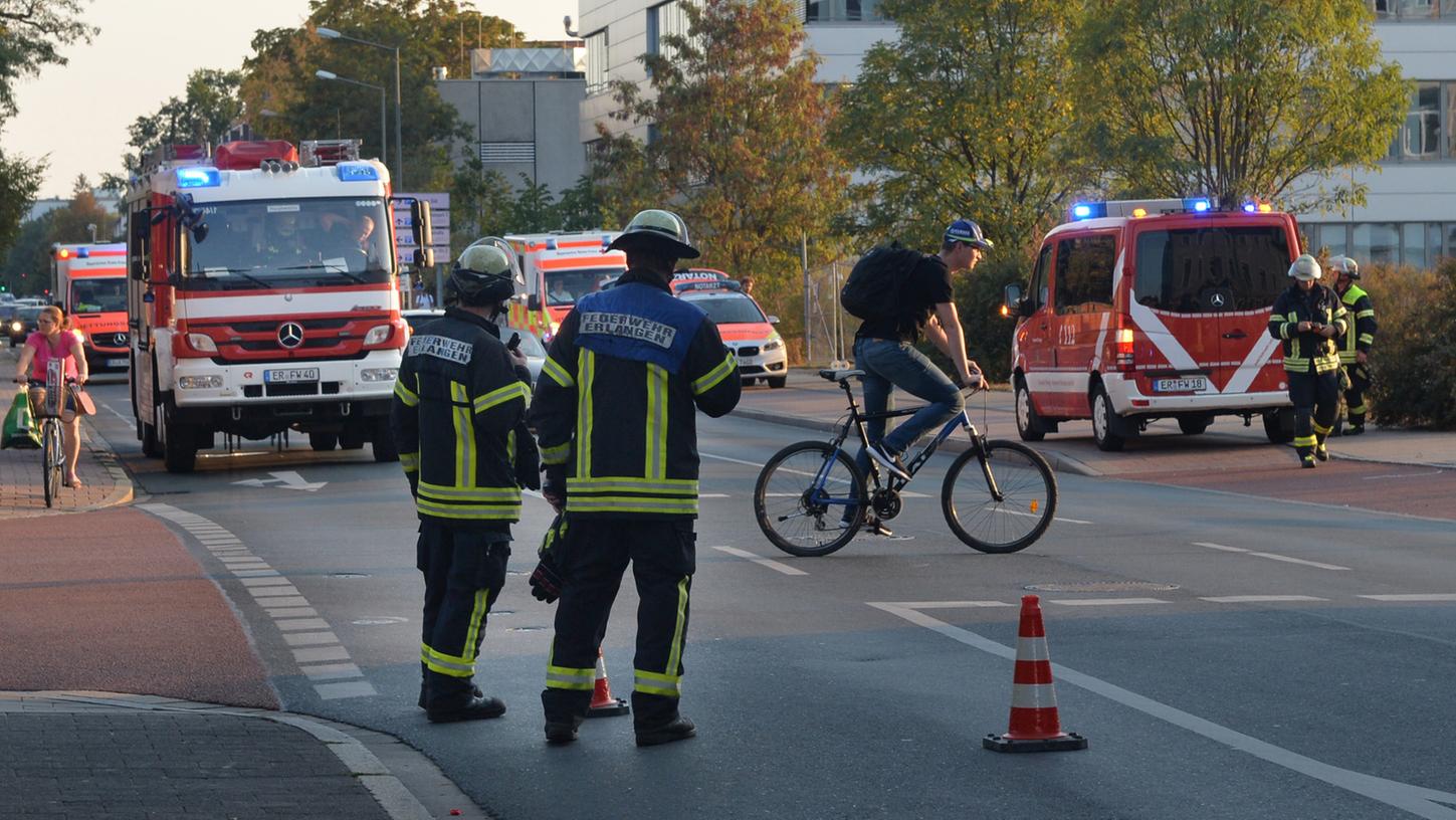 Die Feuerwehr rückte mit einem Großaufgebot in der Erlanger Hartmannstraße an. Nach mehreren Messungen konnten die Einsatzkräfte Entwarnung geben.