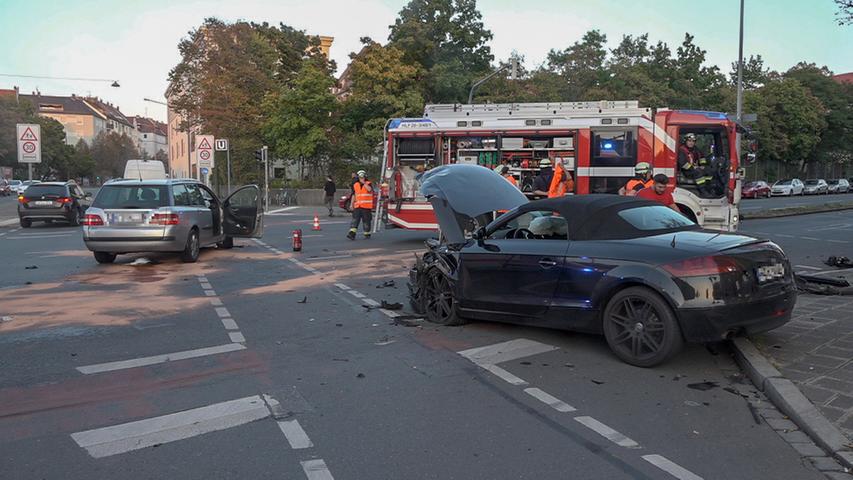 Unfall mit Verletzten: Zwei Autos stoßen am Maffeiplatz zusammen