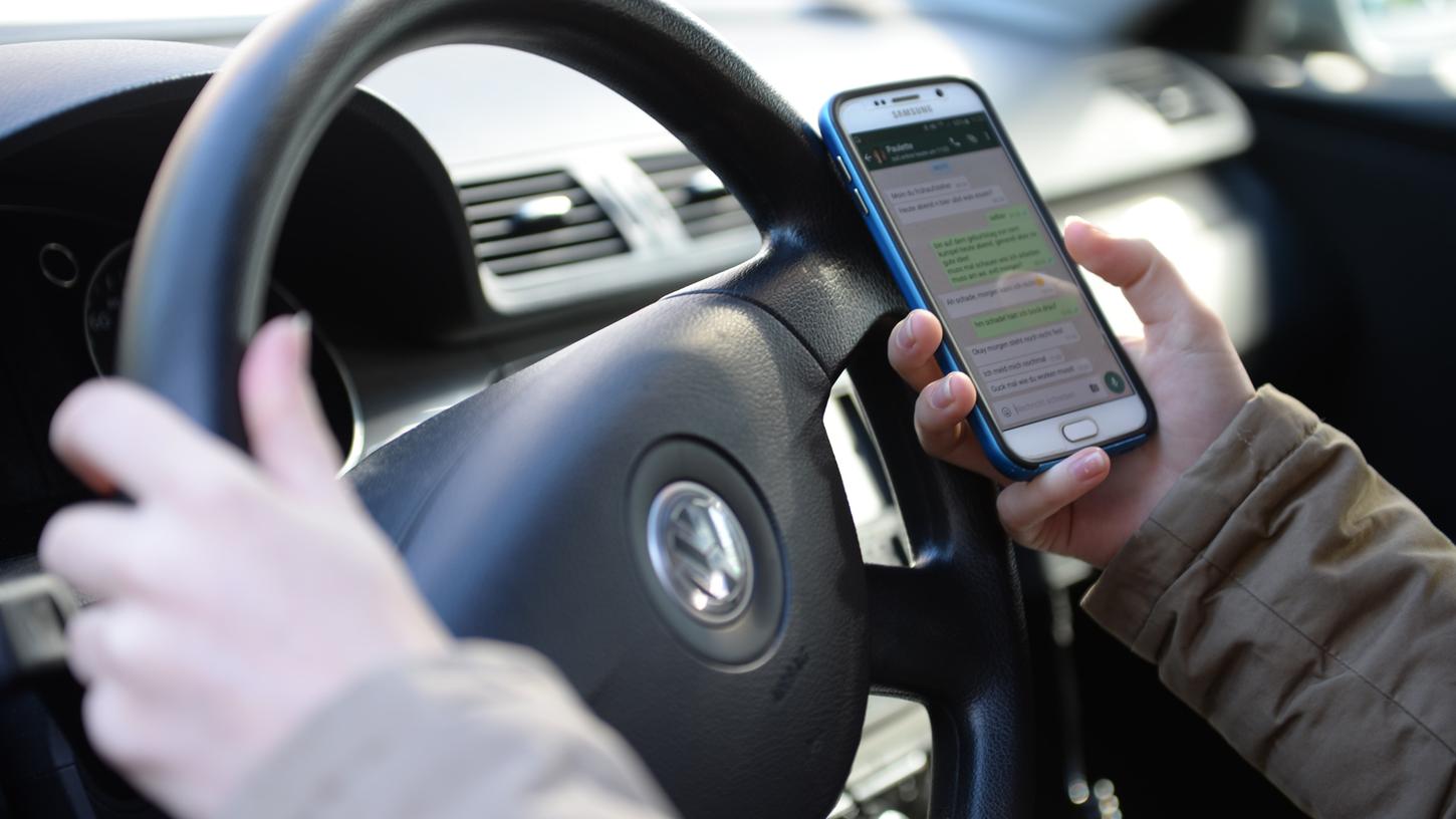 Autofahrer, die am Steuer mit ihrem Mobiltelefon hantieren, nimmt die Polizei in Mittelfranken am Donnerstag besonders ins Visier.