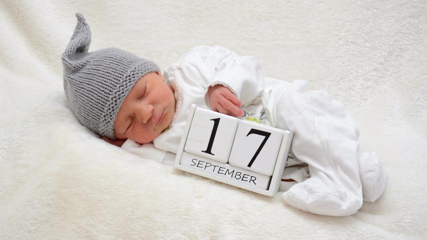 Der kleine Benjamin kam am 17. September zur Welt - wie unschwer zu erkennen ist. Bei seiner Geburt im Klinikum Hallerwiese wog er 3040 Gramm und war 52 Zentimeter groß.