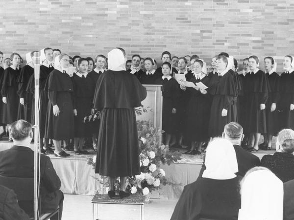 "Jauchzet dem Herrn" und "Dem Herrn will ich singen" klang es von der Empore des Festsaales. Der Schwesternchor von Martha-Maria hinterließ einen nachhaltigen Eindruck.