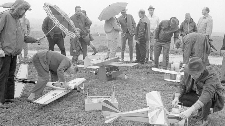 Interessiert verfolgen die Zuschauer die Vorbereitungen der Modellbauer. Hier geht es zum Kalenderblatt vom 23. September 1968: Ein Feld für die Flieger