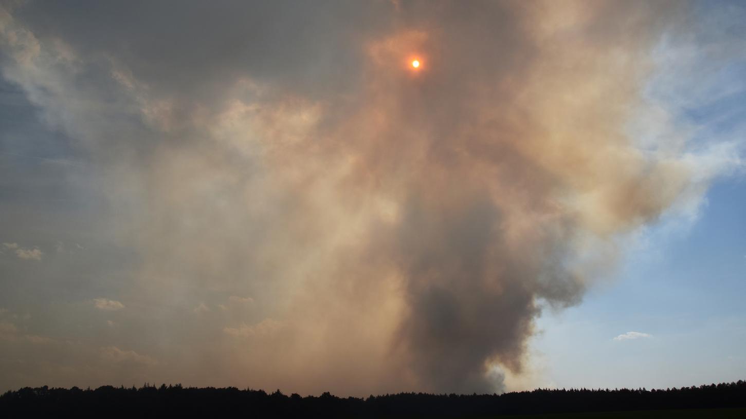 Rauchwolken steigen von einem Testgelände der Bundeswehr auf, wo seit Tagen fünf Hektar Moorland brennen.