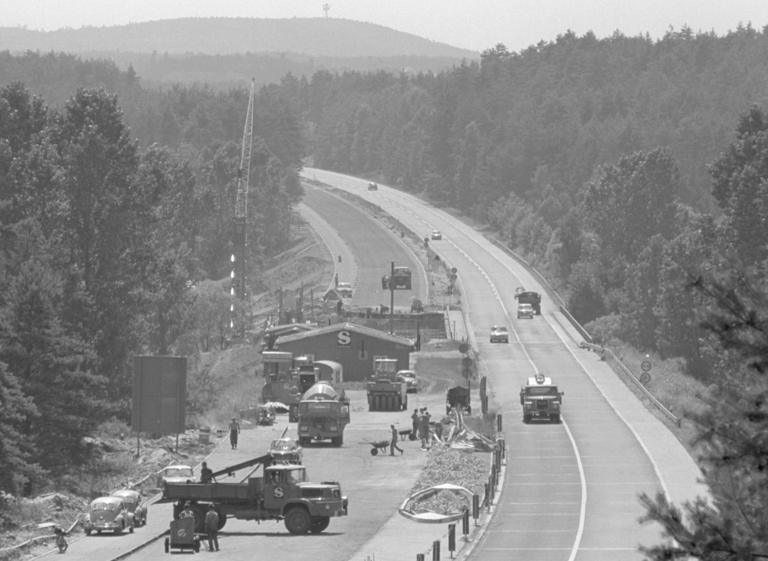Zwar war die Autobahn zwischen dem heutigen Autobahnkreuz Nürnberg-Süd und der Ausfahrt Schwabach-West bereits 1941 einspurig gebaut worden, seither war aber lange nichts mehr passiert. Auf dem Bild sieht man, wie die Strecke im Jahr 1968 endlich auf zwei Spuren pro Fahrtrichtung ausgebaut wird.
