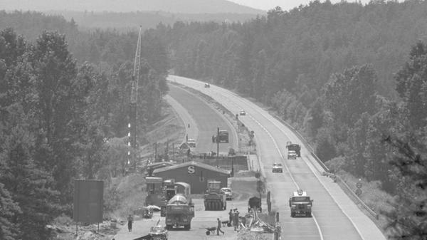 Zwar war die Autobahn zwischen dem heutigen Autobahnkreuz Nürnberg-Süd und der Ausfahrt Schwabach-West bereits 1941 einspurig gebaut worden, seither war aber lange nichts mehr passiert. Auf dem Bild sieht man, wie die Strecke im Jahr 1968 endlich auf zwei Spuren pro Fahrtrichtung ausgebaut wird.