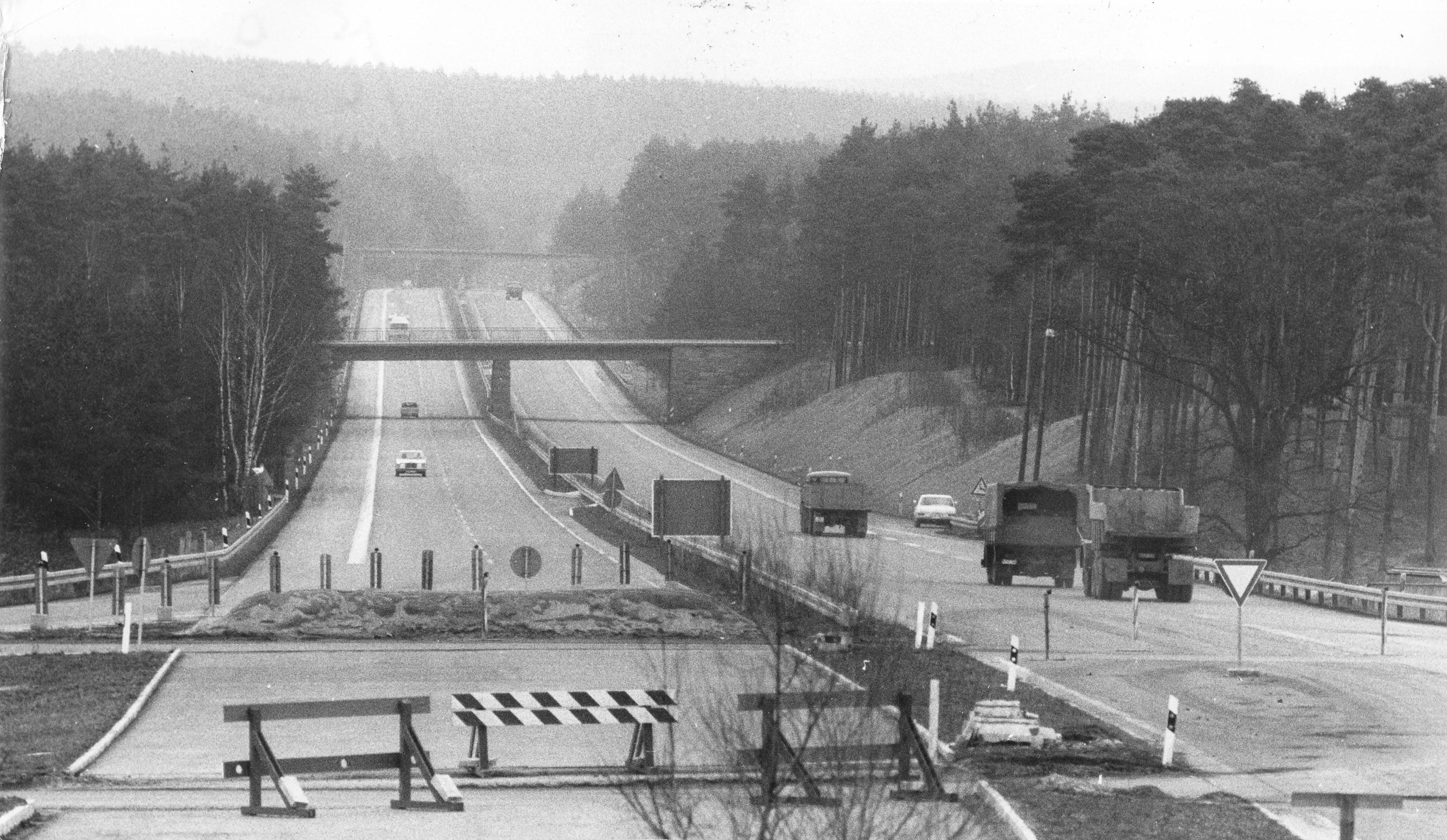 Bis 1973 endete die heutige A6 in Schwabach. Erst am 1. Oktober 1973 wurde die Verlängerung bis Lichtenau eröffnet. 1975 ist die A6 dann bis Aurach befahrbar, zwischen 1976 und 1979 werden die weiteren Lücken in Richtung Heilbronn geschlossen.