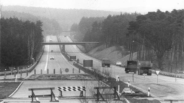 Bis 1973 endete die heutige A6 in Schwabach. Erst am 1. Oktober 1973 wurde die Verlängerung bis Lichtenau eröffnet. 1975 ist die A6 dann bis Aurach befahrbar, zwischen 1976 und 1979 werden die weiteren Lücken in Richtung Heilbronn geschlossen.