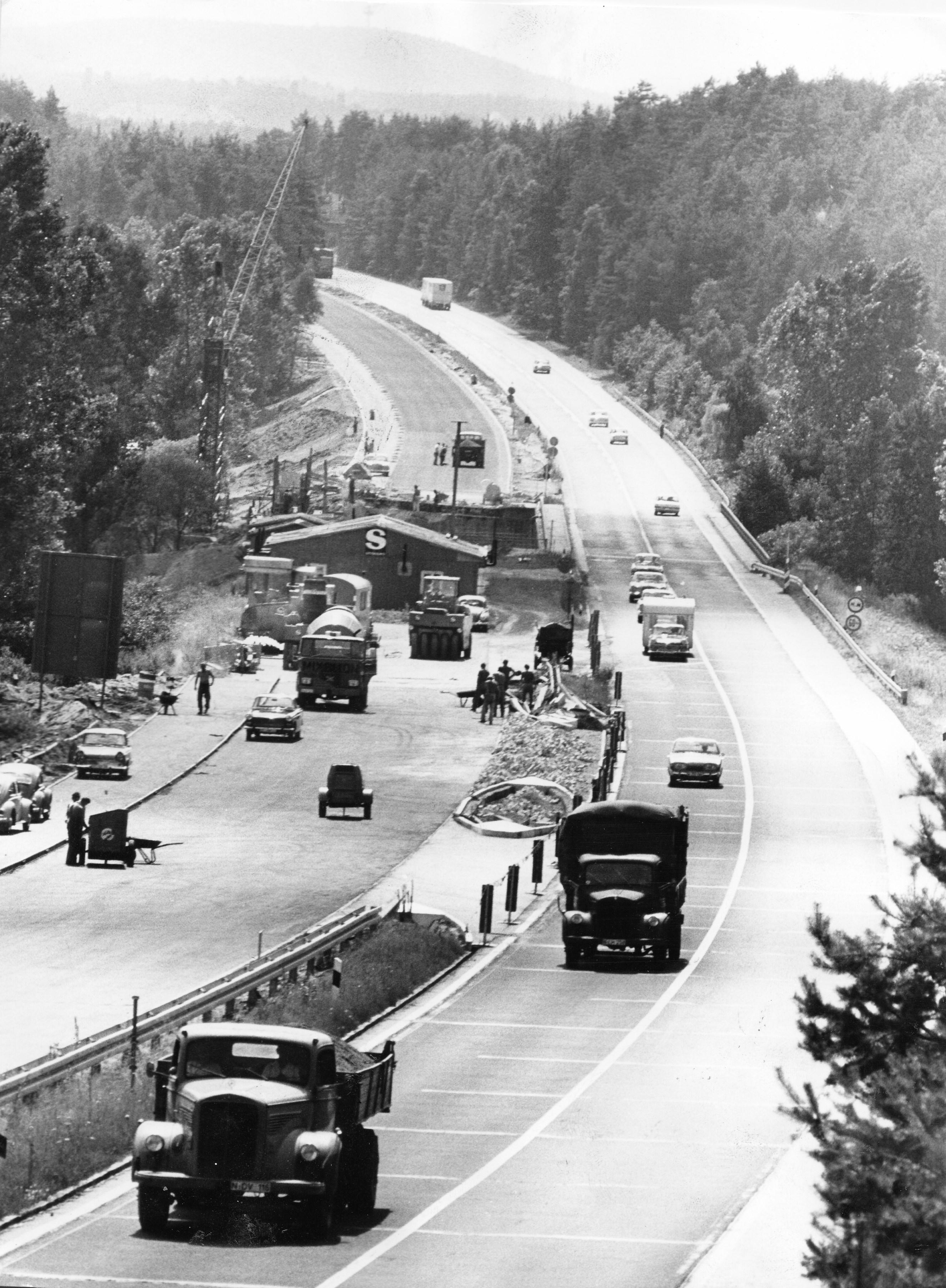 Auf der rechten Seite rollt der Verkehr auf der schon 1941 ausgebauten Fahrbahn, links werden die neuen Fahrstreifen angelegt.