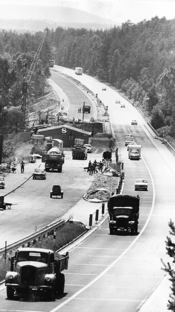 Auf der rechten Seite rollt der Verkehr auf der schon 1941 ausgebauten Fahrbahn, links werden die neuen Fahrstreifen angelegt.