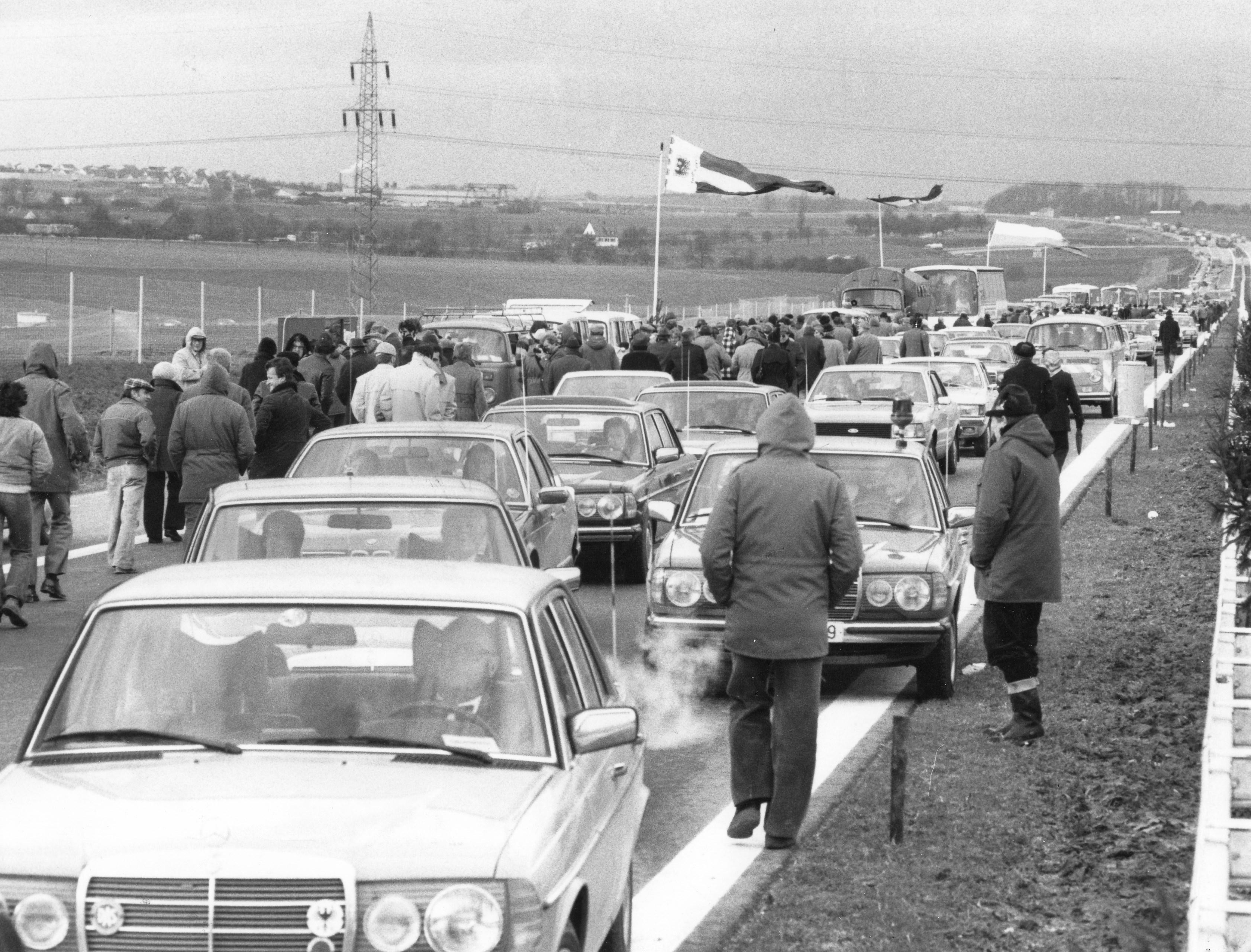 Ende 1979 war die A6 zwischen Nürnberg und Heilbronn erstmals durchgängig befahrbar. Tausende Autofahrer wollten ihre eigene Eröffnungsfahrt durchführen. Dieses Vorhaben endete aber mit Enttäuschung und stundenlangem Warten. Zunächst durfte nämlich die Prominenz auf die Strecke.