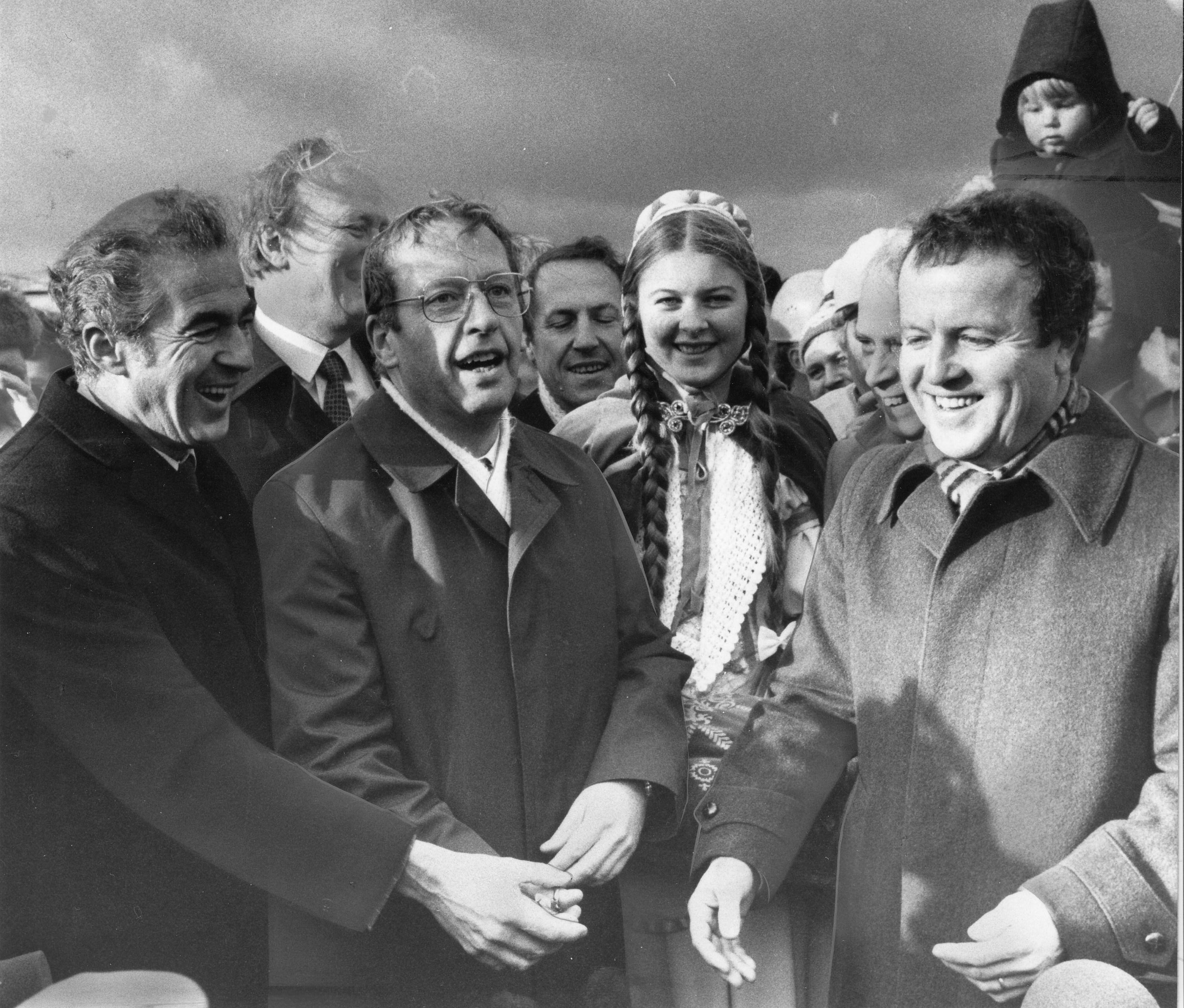 Die Prominenz feierte das historische Ereignis am 18. Dezember 1979 ausgiebig. Bundesverkehrsminister Kurt Gscheidle (Mitte) eröffnete das 53 Kilometer lange, bisher noch fehlende Teilstück der A6. Dabei waren auch Bayerns Innenminister Gerold Tandler (rechts), der baden-württembergische Wirtschaftsstaatssekretär Ernst Ludwig und das "Käthchen von Heilbronn".