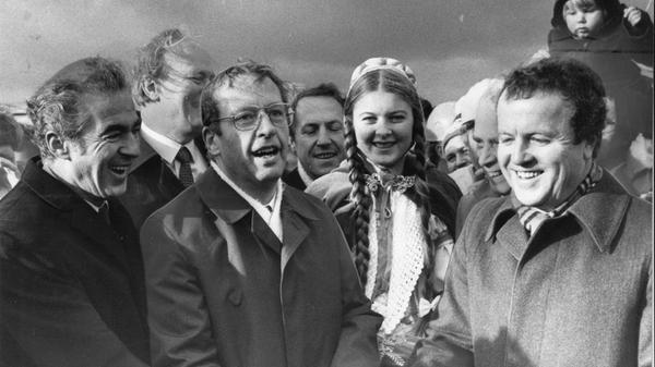 Die Prominenz feierte das historische Ereignis am 18. Dezember 1979 ausgiebig. Bundesverkehrsminister Kurt Gscheidle (Mitte) eröffnete das 53 Kilometer lange, bisher noch fehlende Teilstück der A6. Dabei waren auch Bayerns Innenminister Gerold Tandler (rechts), der baden-württembergische Wirtschaftsstaatssekretär Ernst Ludwig und das "Käthchen von Heilbronn".