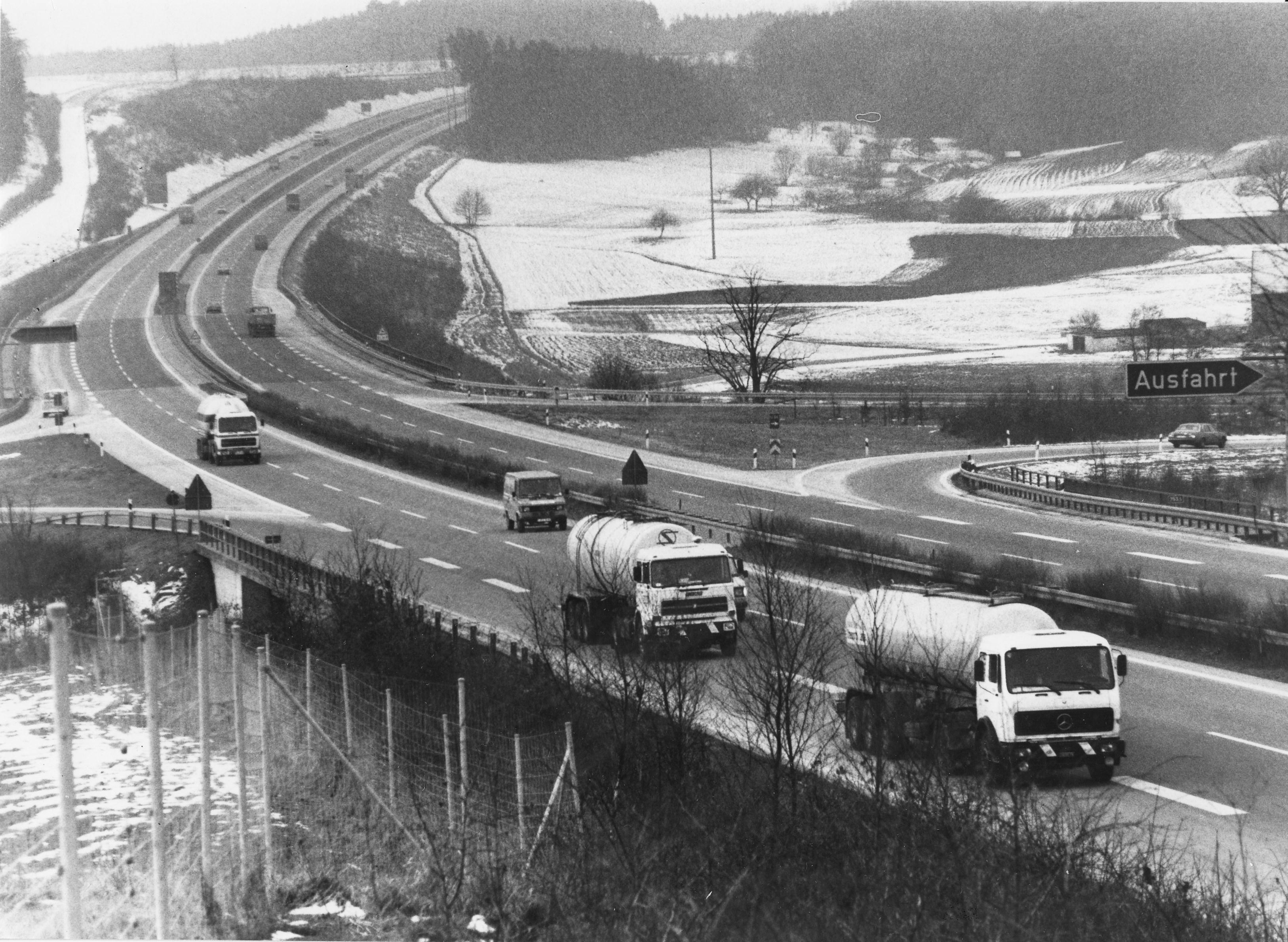 Die A6, hier 1981 bei Lichtenau, trug einiges zur Entwicklung Westmittelfrankens bei. Vor allem der Lkw-Verkehr nahm mit der Zeit immer mehr zu.