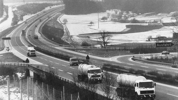 Die A6, hier 1981 bei Lichtenau, trug einiges zur Entwicklung Westmittelfrankens bei. Vor allem der Lkw-Verkehr nahm mit der Zeit immer mehr zu.
