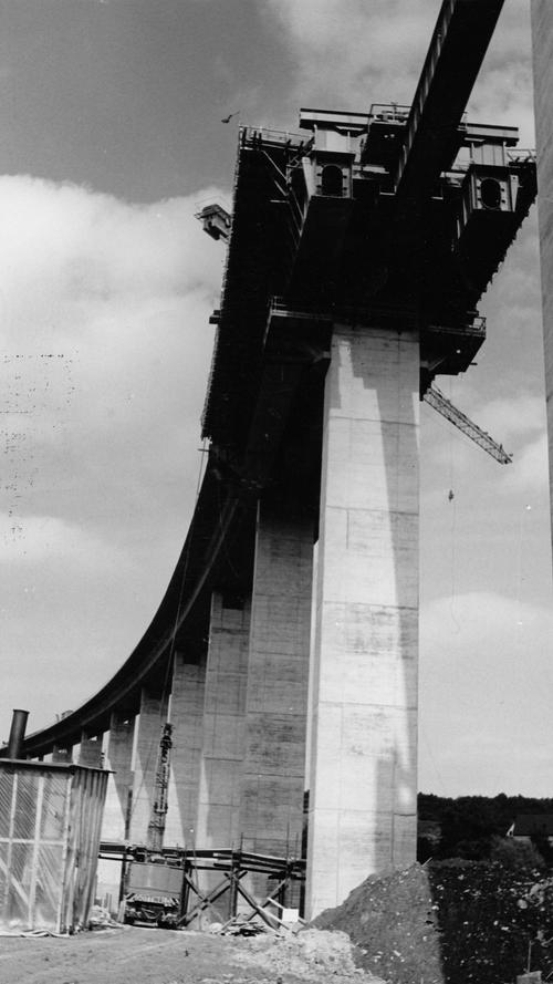 1967 wurde die 43 Meter hohe und 627 Meter lange Talbrücke von Unterrieden bei Altdorf errichtet. Mittlerweile hat das Bauwerk das Ende seiner Lebenszeit erreicht.