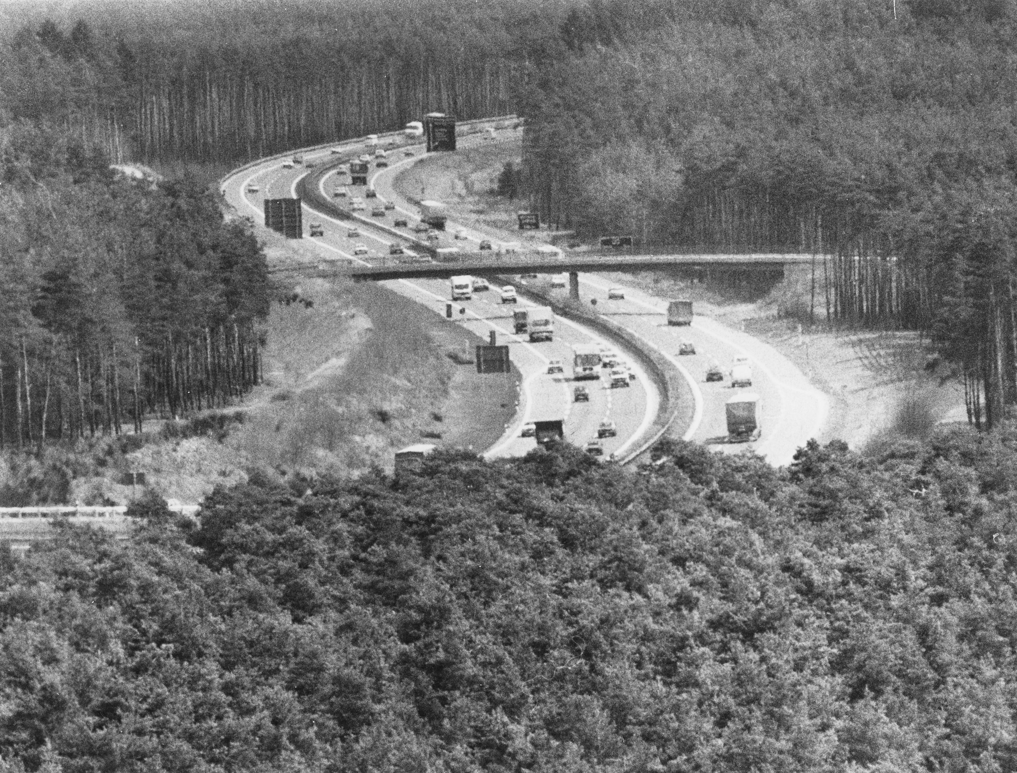 Bis nach Tschechien klaffte lange noch eine große Lücke. 1985, als dieses Bild entstand, fehlte noch ein 60 Kilometer langes Stück bis zur tschechischen Grenze. Erst in den späten 1990ern wurde der Lückenschluss zwischen Amberg und Tschechien in Angriff genommen, im September 2008 war er endgültig beendet.