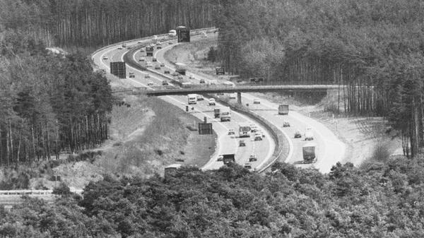 Bis nach Tschechien klaffte lange noch eine große Lücke. 1985, als dieses Bild entstand, fehlte noch ein 60 Kilometer langes Stück bis zur tschechischen Grenze. Erst in den späten 1990ern wurde der Lückenschluss zwischen Amberg und Tschechien in Angriff genommen, im September 2008 war er endgültig beendet.