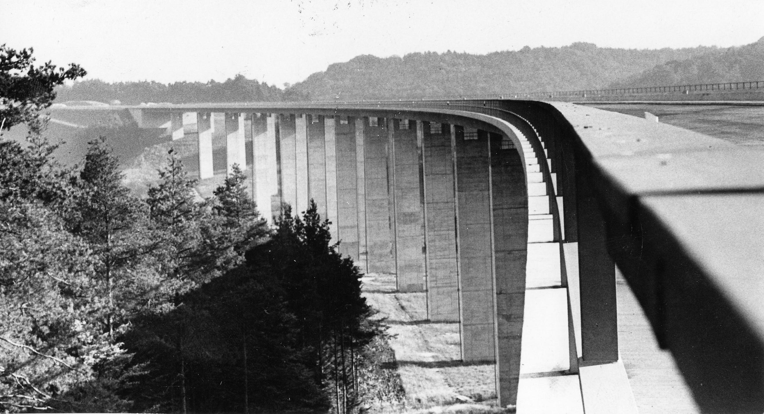 Zunächst wird der nördliche Brückenteil abgerissen, der gesamte Verkehr wird auf die südliche Brücke verlegt. Ab Ende 2021 ist die neue nördliche Brücke fertig und das südliche Bauwerk wird abgerissen.