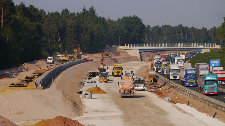 Währenddessen begann 2017 schon im großen Stil der Ausbau der A6 zwischen den Ausfahrten Roth und Schwabach-West. Bereits Ende 2015 hatten die Vorarbeiten mit ersten Waldrodungen begonnen.