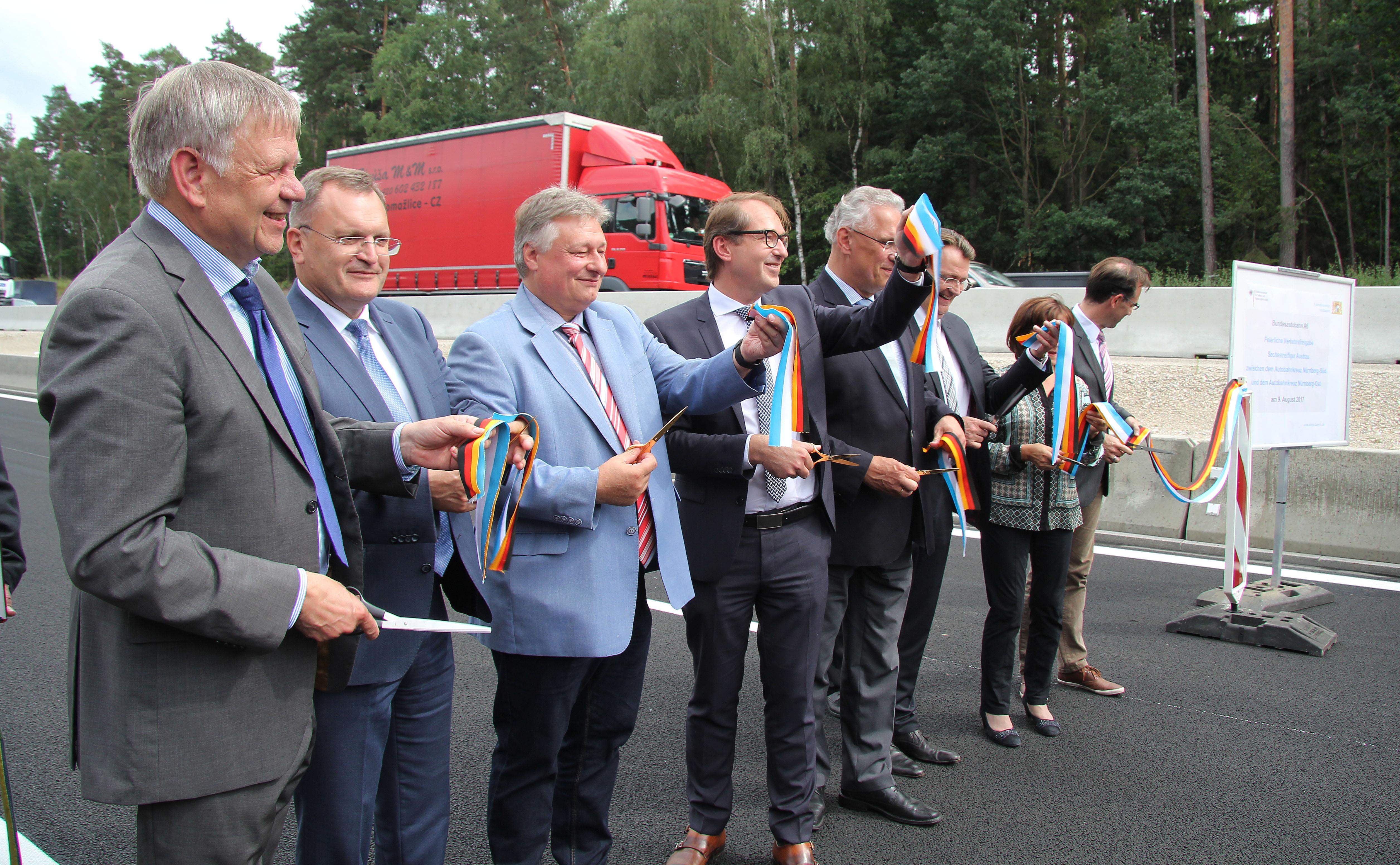 Am 9. August 2017 war endlich die offizielle Verkehrsfreigabe mit Bundesverkehrsminister Alexander Dobrindt (Vierter von links) und seinem bayerischen Amtskollegen Joachim Herrmann (rechts daneben). Aber auch danach waren noch etliche Restarbeiten zu erledigen zwischen den Kreuzen Nürnberg-Süd und Nürnberg-Ost.