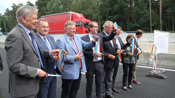 Am 9. August 2017 war endlich die offizielle Verkehrsfreigabe mit Bundesverkehrsminister Alexander Dobrindt (Vierter von links) und seinem bayerischen Amtskollegen Joachim Herrmann (rechts daneben). Aber auch danach waren noch etliche Restarbeiten zu erledigen zwischen den Kreuzen Nürnberg-Süd und Nürnberg-Ost.
