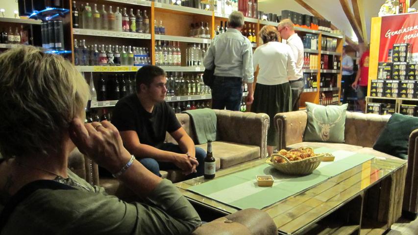 Mit Zigarre und Whisky: Der Schnapsstodl in Kirchehrenbach ist eröffnet