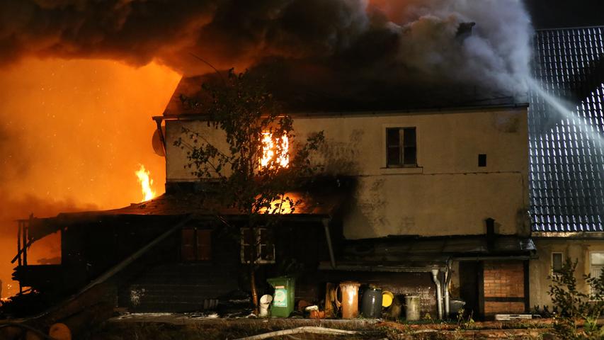 Sägewerk in Rehau brennt komplett ab: Enormer Sachschaden