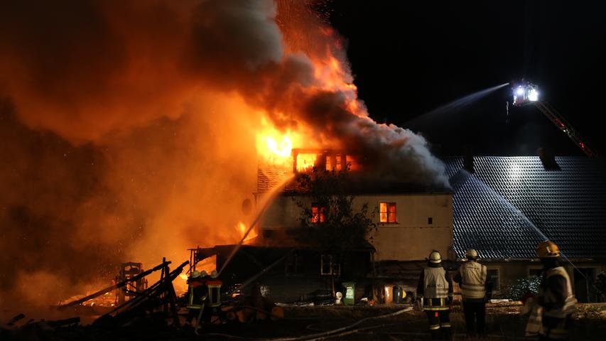 Sägewerk in Rehau brennt komplett ab: Enormer Sachschaden