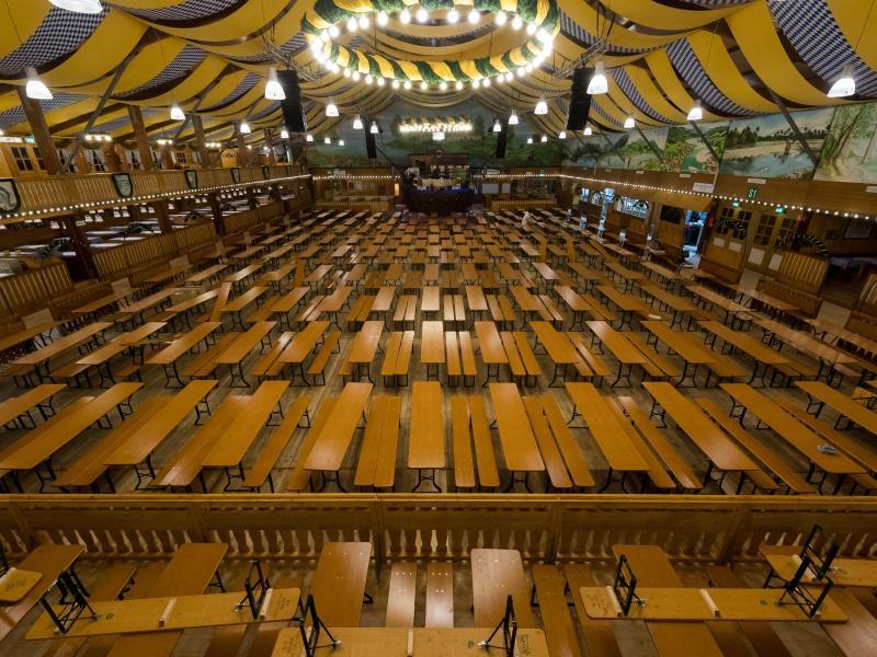 Ohne die Festzelte wäre die Wiesn keine Wiesn. Wer allerdings nicht in die großen Hallen möchte, sollte in ein sogenanntes "Kleines Wiesnzelt" gehen - und davon gibt es immerhin 21. Der Vorteil: Dort findet man häufiger einen Platz und die Stimmung ist mindestens genauso ausgelassen.