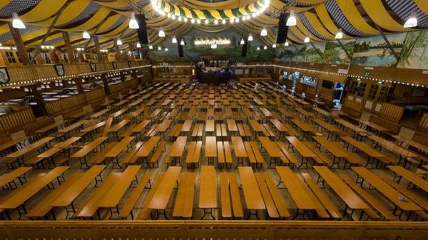 Ohne die Festzelte wäre die Wiesn keine Wiesn. Wer allerdings nicht in die großen Hallen möchte, sollte in ein sogenanntes "Kleines Wiesnzelt" gehen - und davon gibt es immerhin 21. Der Vorteil: Dort findet man häufiger einen Platz und die Stimmung ist mindestens genauso ausgelassen.