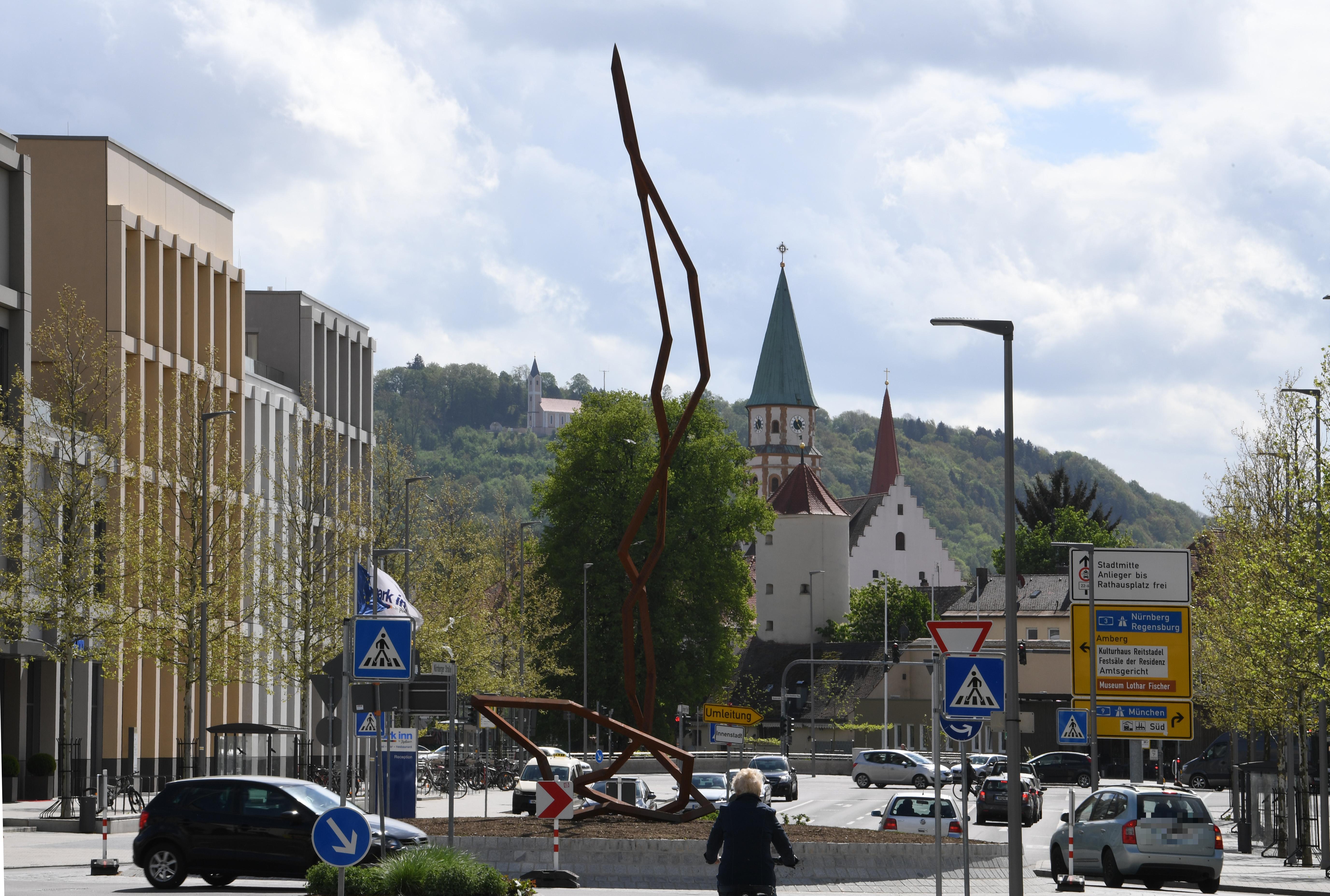 Diese Skulptur beschäftigte sogar Mario Barth: Der Comedian fragte sich öffentlich, ob in Neumarkt in der Oberpfalz Steuergelder verschwendet wurden. Der "Syrmel" steht seit 2018 in der Stadt.