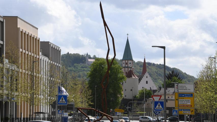 Diese Skulptur beschäftigte sogar Mario Barth: Der Comedian fragte sich öffentlich, ob in Neumarkt in der Oberpfalz Steuergelder verschwendet wurden. Der "Syrmel" steht seit 2018 in der Stadt.
