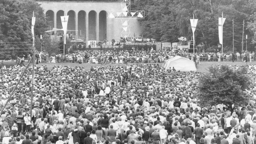 Schon damals kamen Gläubige aus ganz Deutschland nach Nürnberg. Dieses Bild zeigt die Teilnehmer im Luitpoldhain.