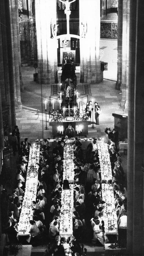 Ein ungewöhnliches Bild bot sich in der St. Sebald-Kirche: Dort versammelten sich Gläubige an langen, schick gedeckten Tafeln zum Abendessen mit Abendmahl.