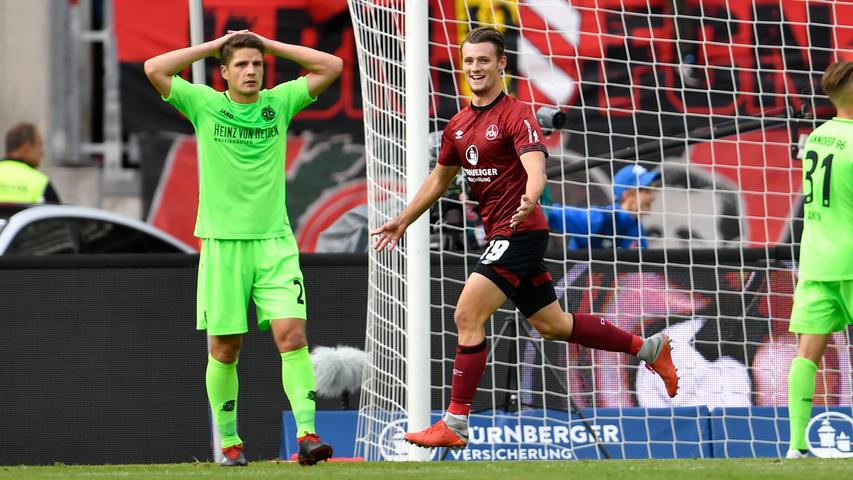 Der Club siegt in Überzahl gegen Hannover 96 mit 2:0. Beim ersten Saisonsieg treffen Waldemar Anton per Eigentor und Joker Knöll.