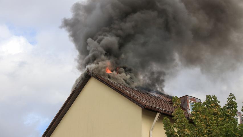 Meterhohe Rauchsäule: Bamberger Ankerzentrum steht in Flammen