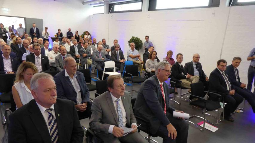 Bürgermeister Klaus Meier, MdL Hans Herold zeigten sich stolz auf das von Ministerialdirigent Dr. Rainer Bauer (vorne links) im großen Gästekreis eröffneten "Landesbildzentrum".