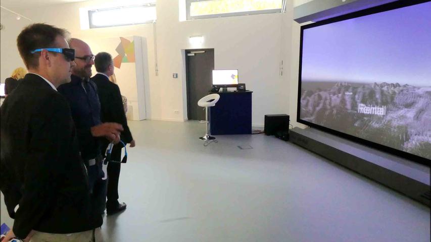 Diespecks Bürgermeister Christian v. Dobschütz unternahm mit der 3-D-Brille an der VR-Wall einen virtuellen Geländeflug...
