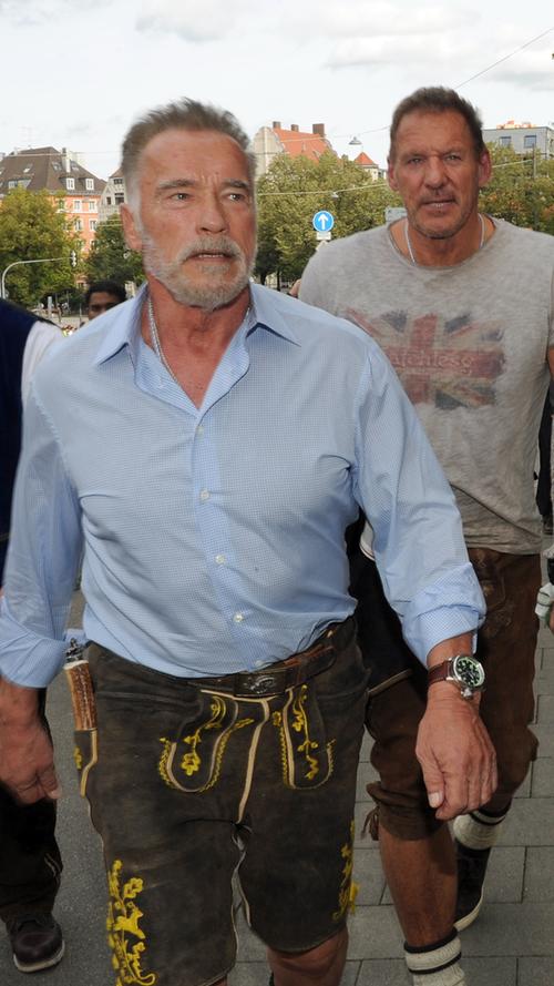 Auch der ehemalige Schauspieler und Politiker Arnold Schwarzenegger wollte den Wiesnauftakt nicht verpassen, und brachte neben Schauspieler Ralf Möller...