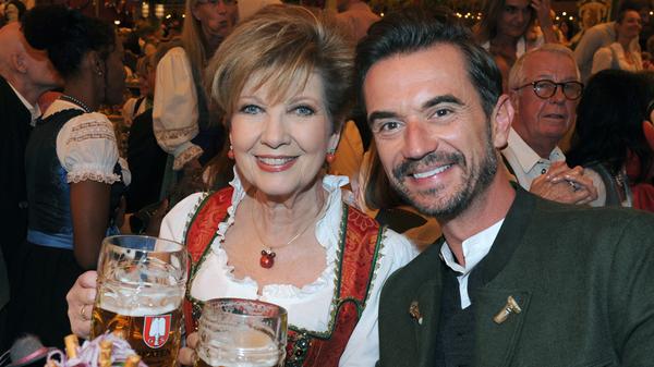 Natürlich durfte auch Sänger Florian Silbereisen nicht fehlen. Angestoßen wurde zusammen mit Moderatorin Carolin Reiber im Schottenhamel Festzelt.