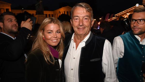 Der Sportfunktionär Wolfgang Niersbach und seine Freundin Marion Popp feierten in klassisch schwarzer Tracht im Käferzelt.