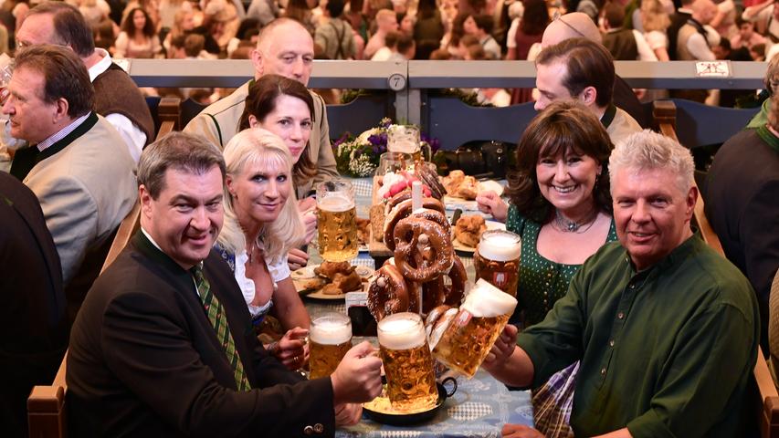 Kurz vor der Landtagswahl hat sich Ministerpräsident Markus Söder auf dem Oktoberfest noch eine kurze Auszeit mit einer gemütlichen Maß Bier gegönnt. Er feierte den ersten Wiesntag mit seiner Frau Karin Baumüller-Söder, Petra Reiter, Frau des Münchner Oberbürgermeisters, und Dieter Reiter (SPD, rechts), Oberbürgermeister von München.