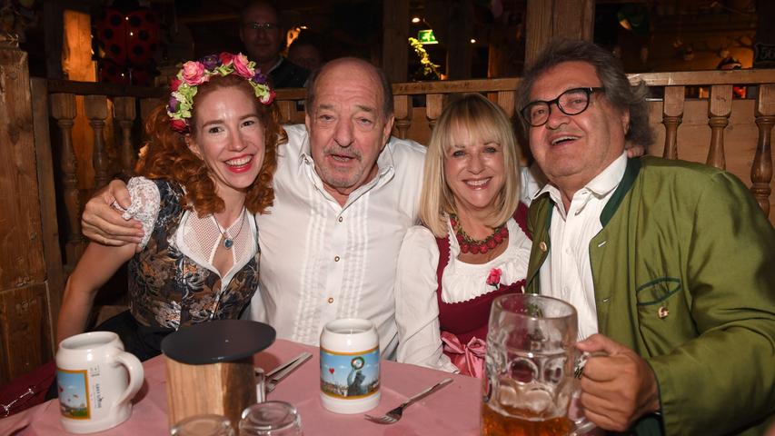 Einen lustigen Abend mit dem "bayerischen Traditionsgetränk" hatten augenscheinlich auch Produzent Ralf Siegel (2.v.l), seine Frau Laura (l) und die Journalisten Patrizia Riekel und ihr Mann Helmut Markwort im Käferzelt.