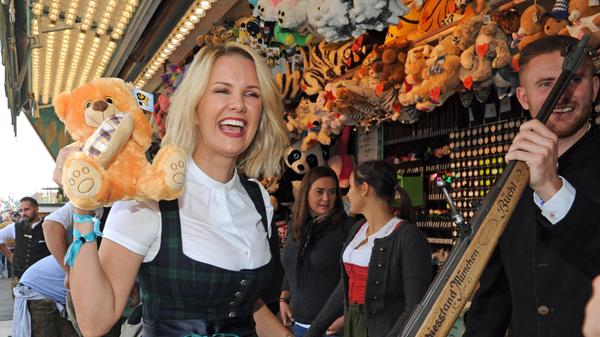 Model Monica Ivancan hat an der Schießbude ihre Trefferqualitäten gezeigt und fix einen Teddybären abgesahnt.