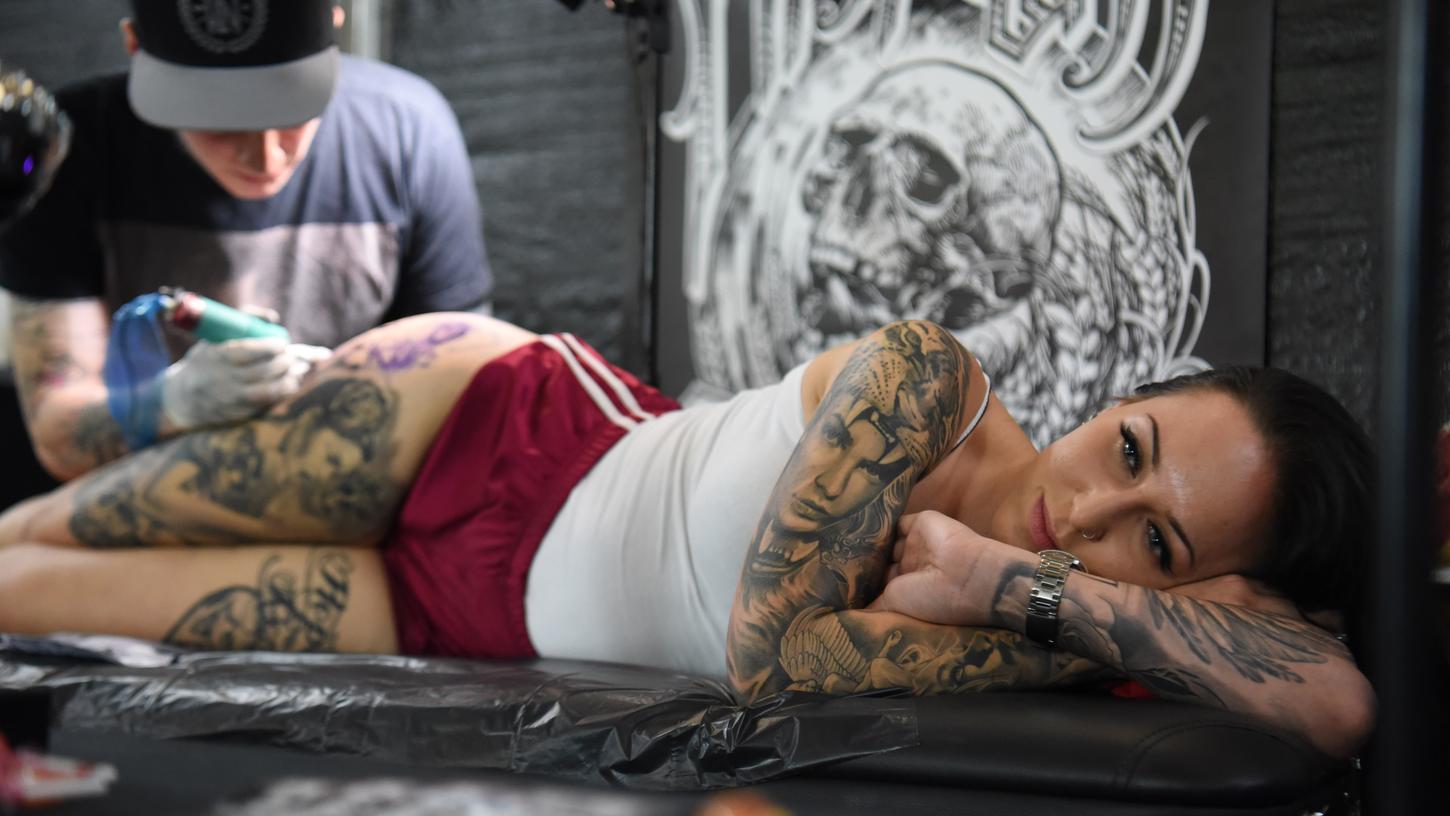 Tattoo-Expo in Neumarkt: Totenkopf oder Rosen mit Kringeln