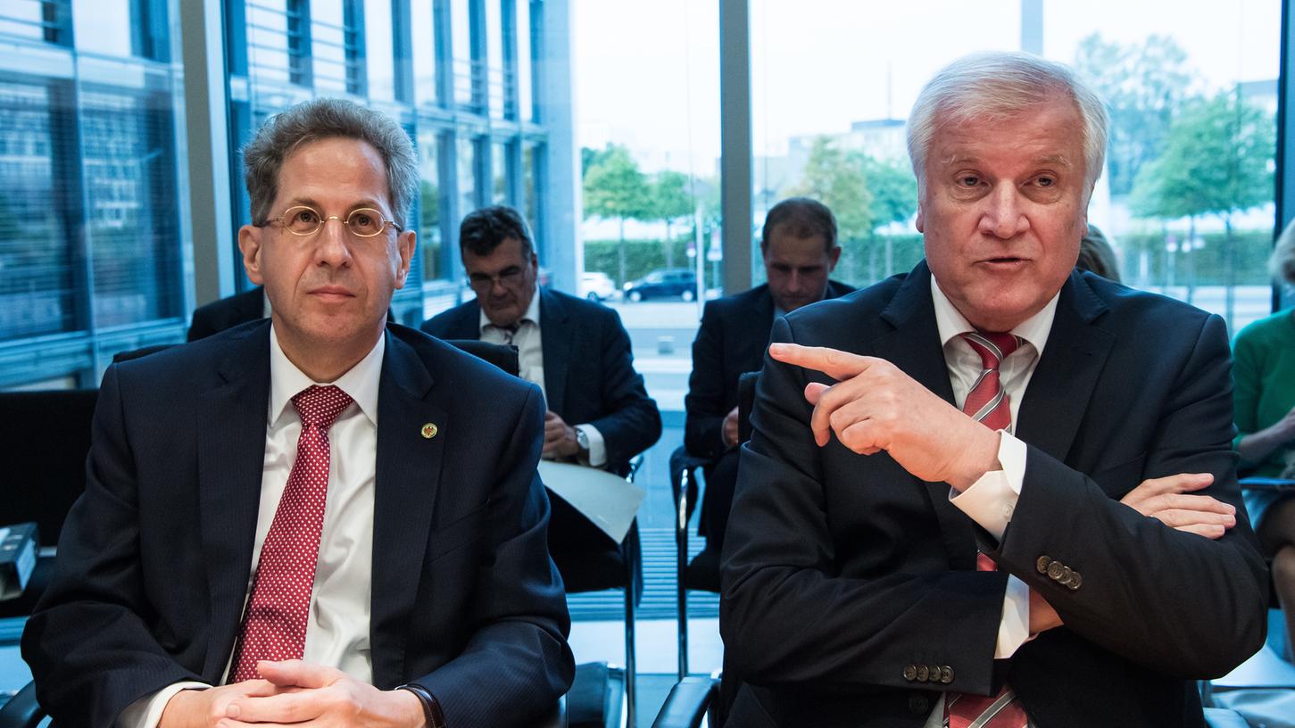 Horst Seehofer (rechts) hält auch nach heftigen Turbulenzen in der Koalition an Ex-Verfassungsschutzpräsident Hans-Georg Maaßen fest.