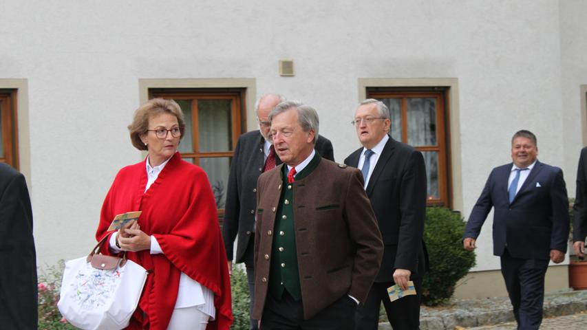 Monika und Christoph Schenk von Stauffenberg, Günter Dippold und Johannes Harrer hatten ebenfalls den Gottesdienst besucht.