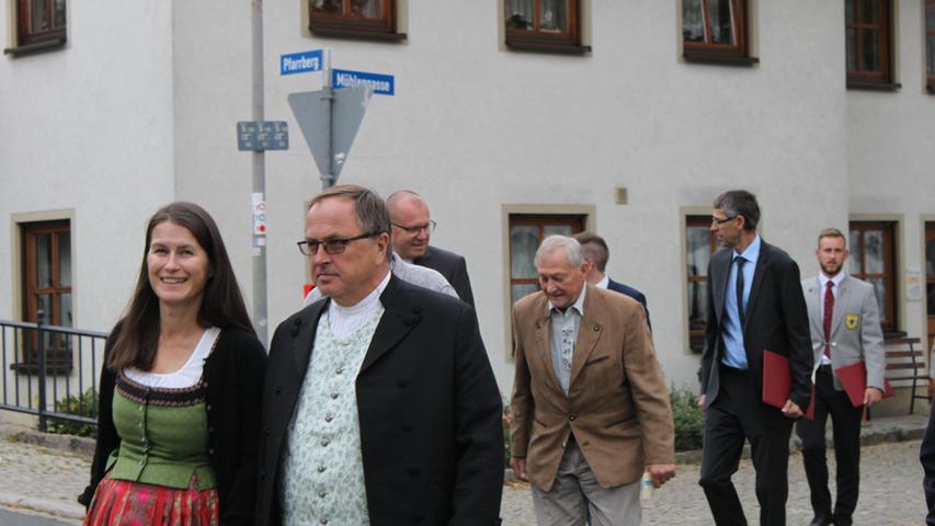 Die Bürgermeister der Region waren eingeladen. Zum Beispiel Christiane Meyer und Gerhard Riediger. Dahinter ist Geschäftsleiter Rüdiger Schmidt im Gespräch zu sehen und Reinhard Dölfel, Vorsitzender der Raiffeisenbank Heiligenstadt.