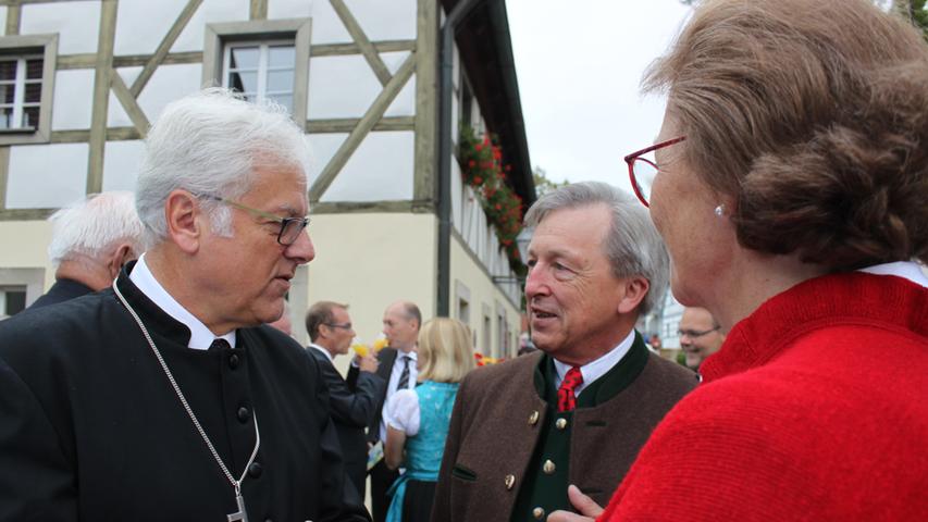 Dekan Günther Werner im Gespräch mit Christoph und Monika von Stauffenberg.